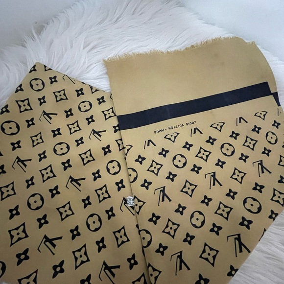 Louis Vuitton Monogram Silk Neck Muffler. - Picture 14 of 14